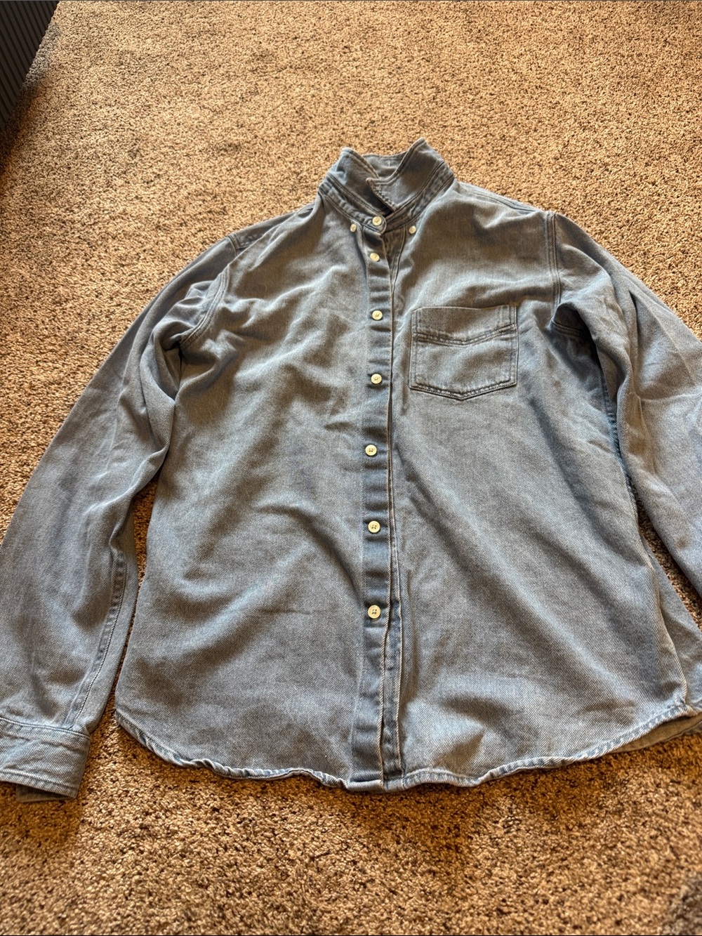 Zara Women’s Light Blue Denim Button-Up size M